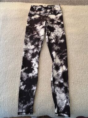 Fabletics Power Hold Black and White Tie-Dye Leggings XS